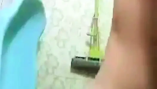 An Indian girl records her bathing nude MMS