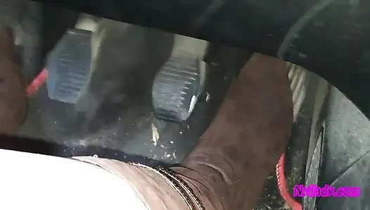 Erkek delisi kırmızı yüksek topuklu çizmeler içinde sürüyor