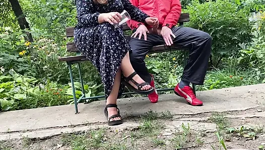 Olgun üvey annem parkta açık havada sikimi sağıyor