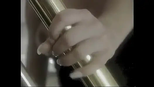 Hanımefendi bunu merdivenlerde yapmayı seviyor