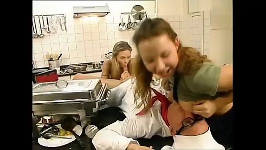 Büyük yaraklı şef iki güzel gencin sıkı amcığını sikiyor ve boşalıyor