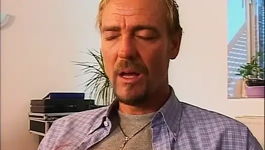 Heiße sexy vollbusige MILF-sekretärin von monsterschwanz im mund gefickt und in den mund gespritzt