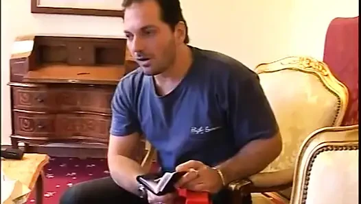 Büyük götlü sarışın güzellik götten sikiliyor