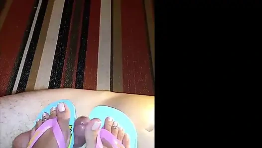 Kiffa испытывает оргазм, сжимая его член и заставляя его поклоняться ее ступням