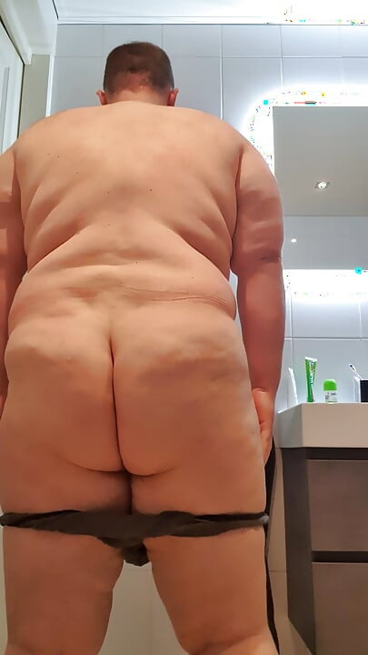 नहाने से पहले मोटा नग्न