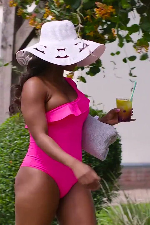 Mamele în control - Jasmine Webb și Ella Ruin Poolside Planuri cu un intens oral adânc în gât și lins de pizdă