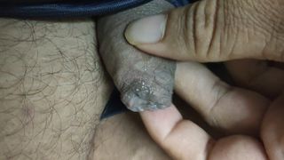 Необрезанный индийский маленький пенис с мокрым преякулятом 007