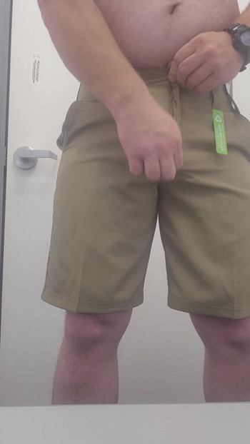 “在商店里试穿更多衣服”的惊心动魄时刻。
