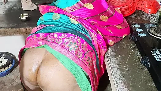 Desi-indische Stiefmutters saugende Köchin