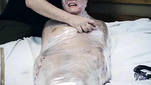 Gabriela в мумификации с полиэтиленовой пленкой, поркой, Бастинадо и щекотка