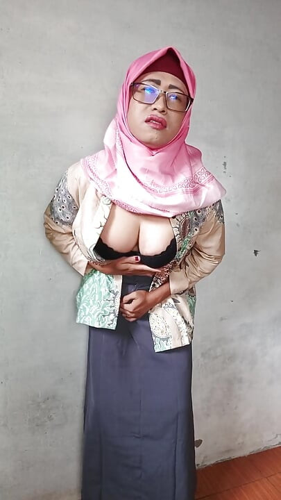 Huge Ass Hijab Shemale, Stretching Her Ass with Big Dildos and Cum