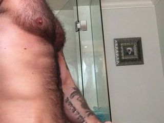 Oso hunk masturbándose