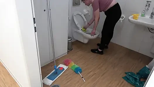 Zonklayan yarağıyla ıslak amcığımı iddia ediyor
