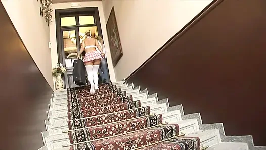 Cewek kampus pirang disetubuhi dengan keras