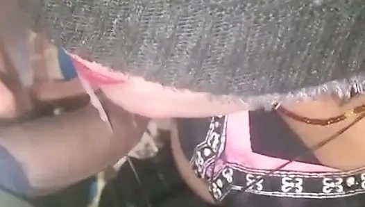 Karım tatmin edici bir sakso çekiyor