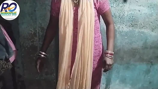 Desi dorfmädchen öffnete ihren salwar-anzug und steckte den penis und den schwanz zusammen in ihre muschi ein und fickte sie, Hindi audio