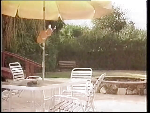 kaale baal vaali aakarshak beb pool ke paas do samlaingik land ke saath anubhav karti hai
