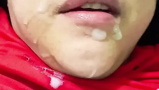 Я удивляю мою мачеху моим членом во рту, и она глотает мою сперму