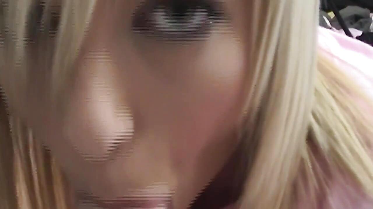 Blond Stuffer Suger Finger Og Viser Fitte Nærbilde