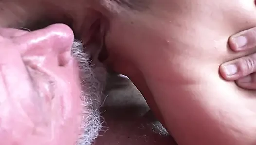 Blondes schätzchen lutscht den schwanz von altem typen, 69 und wird missionarsstellung anal gefickt