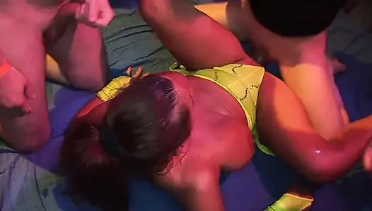 Cewek sange ini di-gangbang habis-habisan sampai muncrat banyak banget