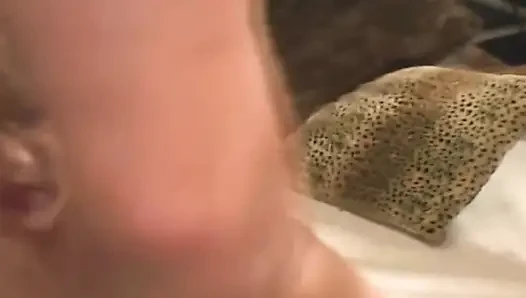 Cewek hot rambut pirang lagi asik fingering memek beceknya sampai orgasme bergetar