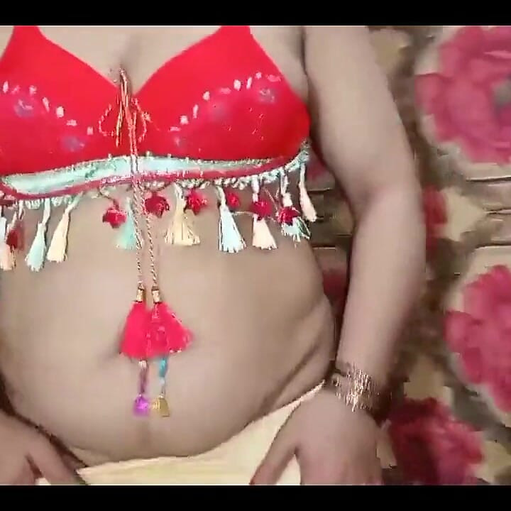Heet sexy Desi-meisje toont haar kont tijdens het dansen