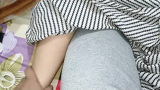 Üvey anne bacak masajından sonra seks yapıyor