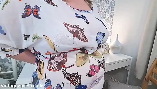 SEKSI IRI GÜZEL EV HANıMı BÜYÜK SARKıK GÖĞÜSLERINI BLUZLA GÖSTERIYOR