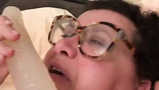 Wanita tua gemuk lagi asik muasin memeknya pakai dildo sendirian di ranjang