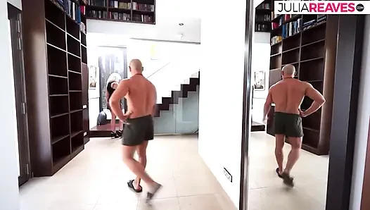 Cewek hot rambut pirang ini dientot habis-habisan sama kontol besar sampai dicrot di dalam