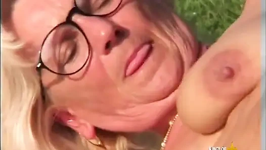 Olgun kadın açık havada genç adam tarafından tutkuyla sikiliyor