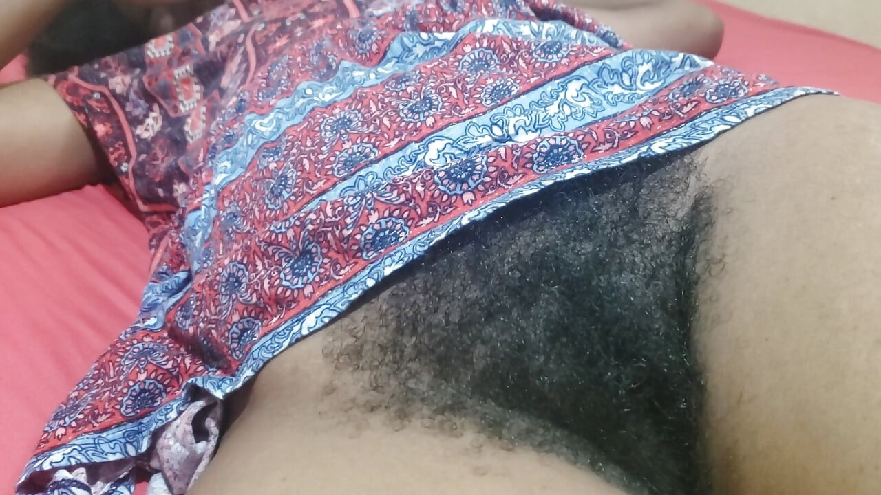 Cette chatte poilue naturelle et sexy a encore besoin d’une bite aujourd’hui