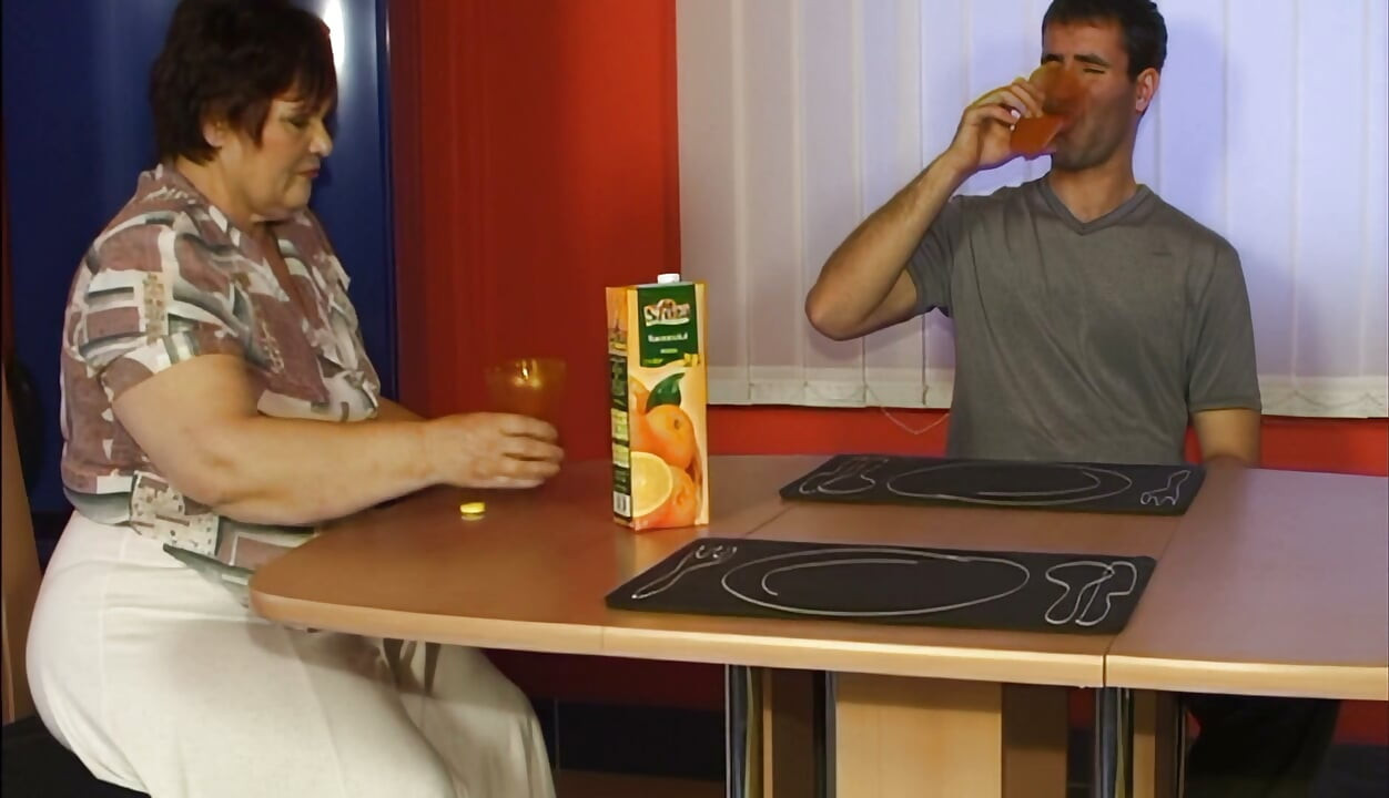 ناضجة BBW تمص الزب ثم تُنكح بقوة على الطاولة