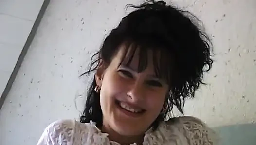 Azgın kız yatakta parmakla kendini sikiyor ve klitorisini okşuyor