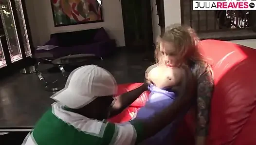 Tätowiertes mädchen reitet einen monsterschwanz auf dem sofa und führt zu einem muschi-cumshot