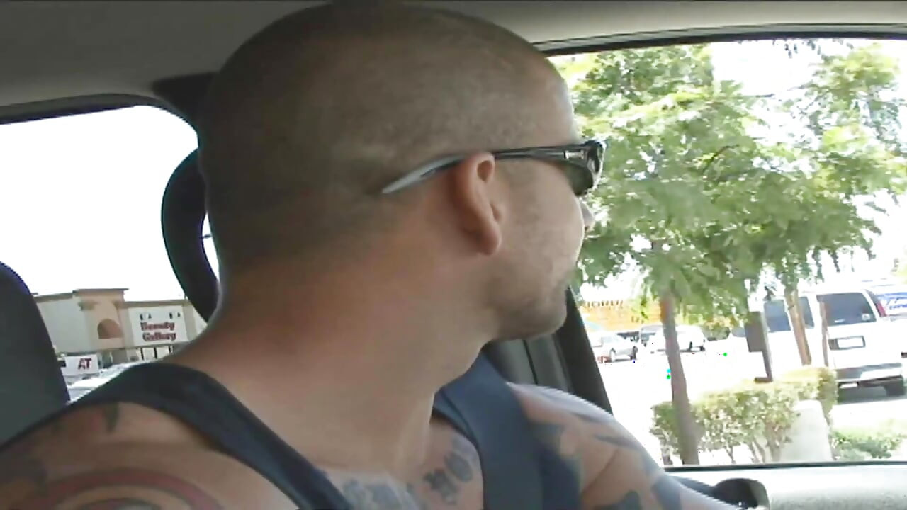 Mamă sexy tatuată cu un corp uimitor adoră futaiul pe la spate