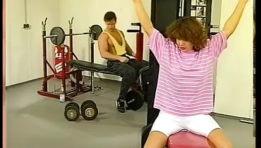 Tante manis lagi asik ngentot kontol pria ini di gym
