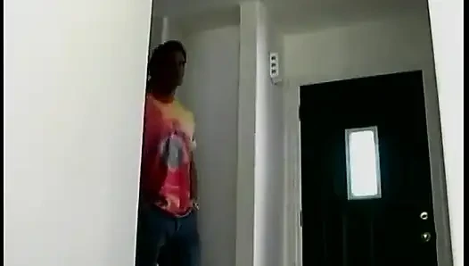 Azgın ev hanımı genç delikanlıyı baştan çıkarıyor ve iyice ıslak sakso çekiyor