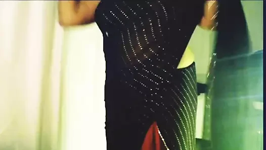 Ateşli desi seksi göğüsler çıplak amcık gösterisi.