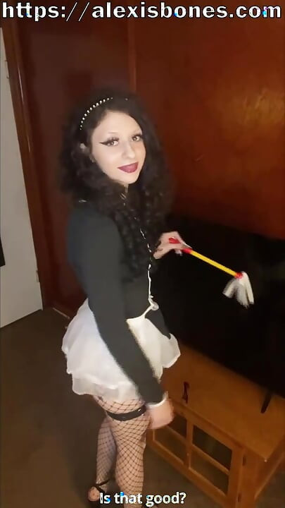 A vékony goth szobalányom folyton lehajol, és nem tudtam segíteni magamon