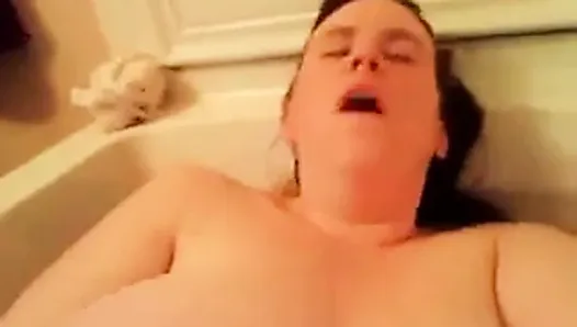 BBW cumming in bath