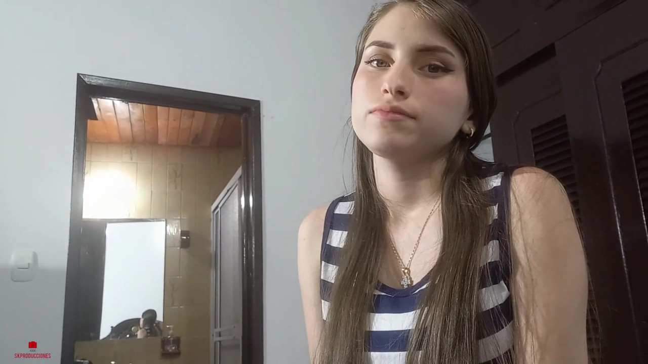 無邪気な顔をした義理の妹は、私に素晴らしいオーラルをさせてほしいと頼みます