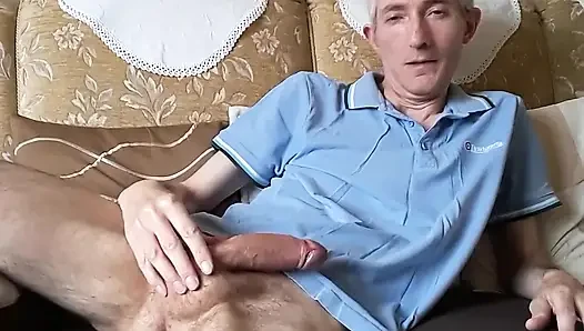 Oturma odasında oynuyor.