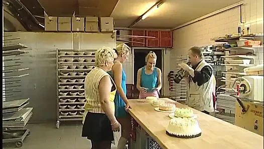 Olgun sürtük ve genç lezbiyenler yemek kavgasında