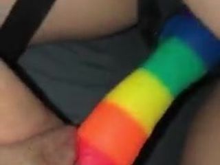 Lésbica amando o vibrador com cinta-arco-íris