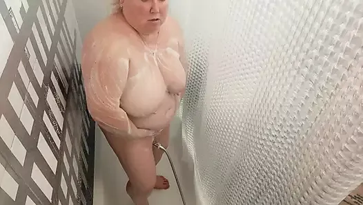 Teściowa bierze prysznic i myje swoje duże cycki