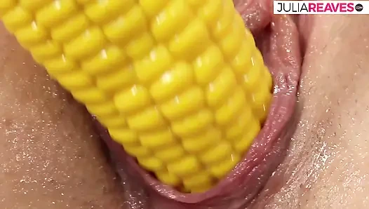 Schätzchen stöhnt, als sie ihre enge muschi mit einem massiven dildo fickt