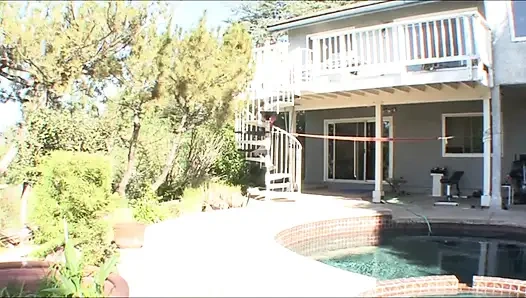 Naik Di Sofa Untuk Brunette Cantik