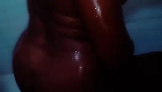 Lil si cewek semok latina lagi asik mandi